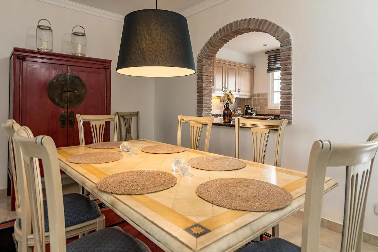 Fantastic 3 Bedroom Townhouse In Aloha Pueblo Close To The Golf Course And Has Amazing Mountain Views ماربيا 0*,  إسبانيا
