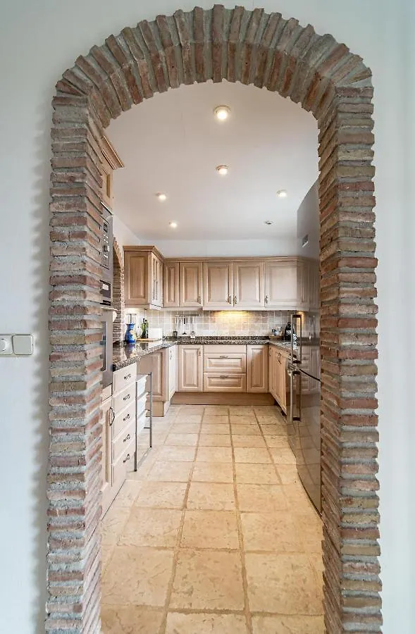 Fantastic 3 Bedroom Townhouse In Aloha Pueblo Close To The Golf Course And Has Amazing Mountain Views ماربيا
