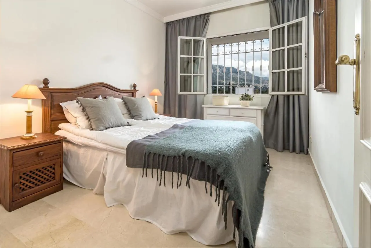 Fantastic 3 Bedroom Townhouse In Aloha Pueblo Close To The Golf Course And Has Amazing Mountain Views ماربيا
